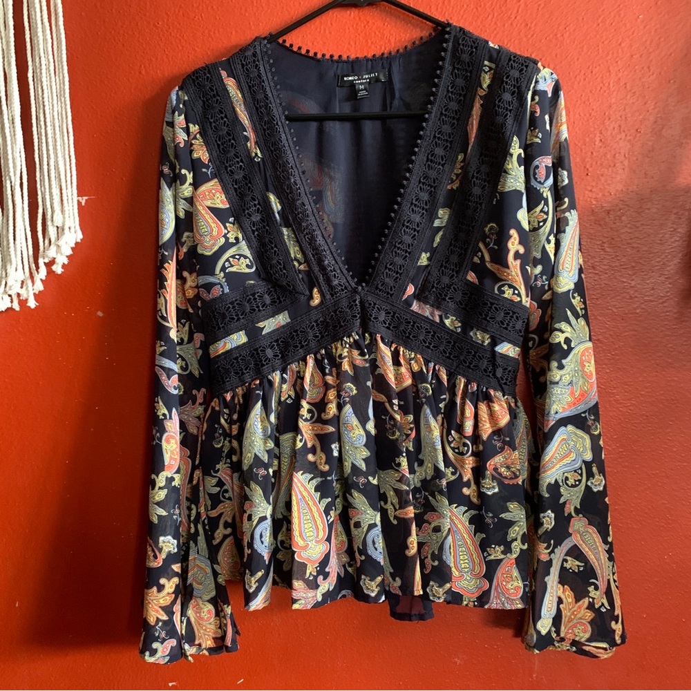 NWOT Romeo & Juliet blouse size Medium